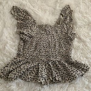 Medium top blouse with ruffle sleeves